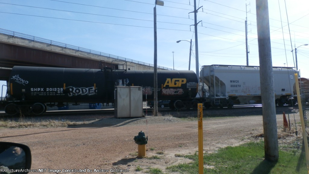 MWCX 300272 + SHPX 201239 heading to the Yard